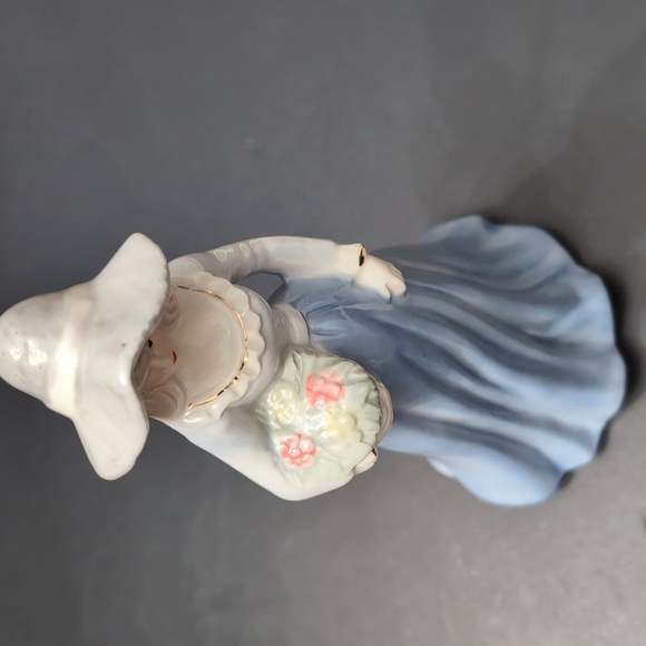 Vintage Lladro Porcelain Lady With Flowers Figurine. - Picture 7 of 10